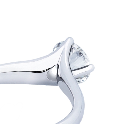 1 Carat Solitaire Diamond Ring in 18kt White Gold with Rhombus Griffe Setting