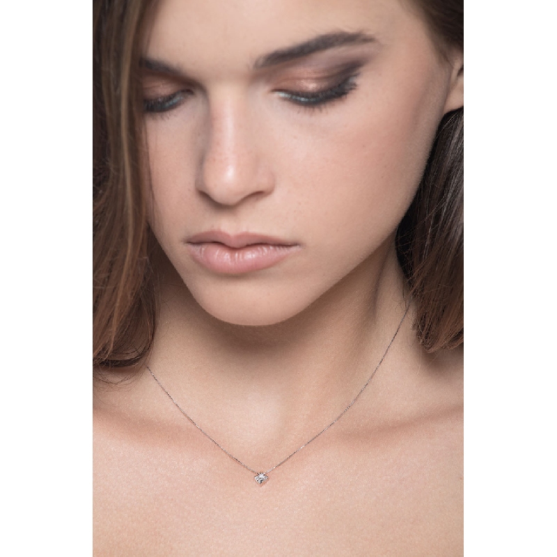 18k white gold solitaire necklace with rhombus daw and diamond
