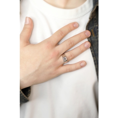 Black diamond man solitaire ring in white gold 18k