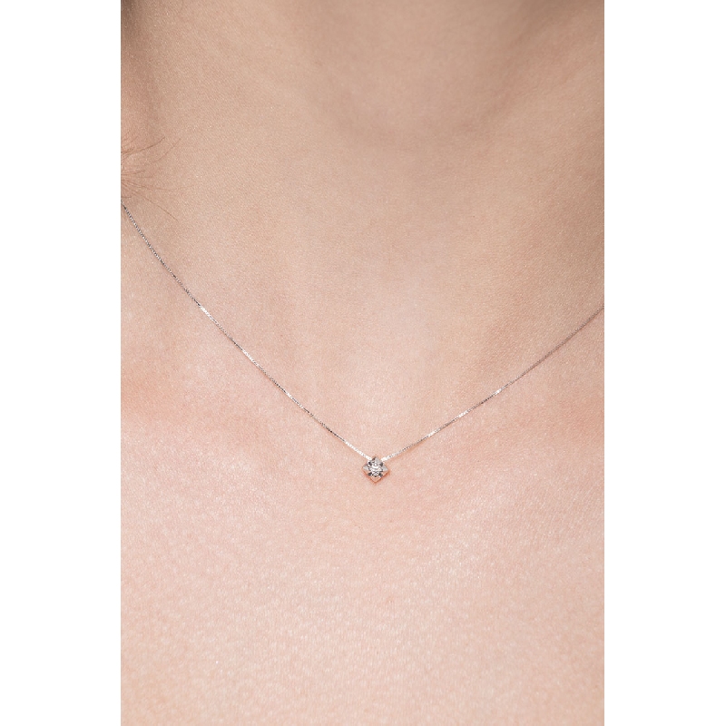 18k white gold solitaire necklace with diamond setted on daw