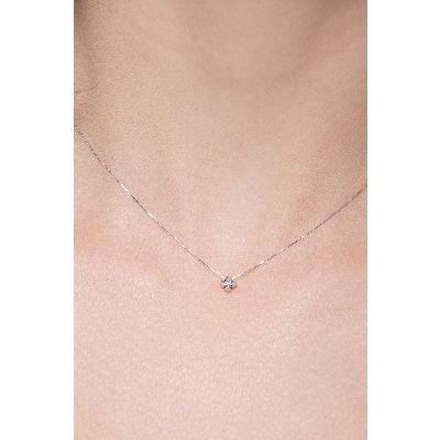 18k white gold solitaire necklace with diamond setted on daw