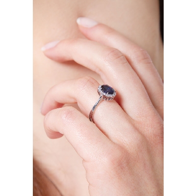 White gold 18k ring with a blue sapphire and diamonds 