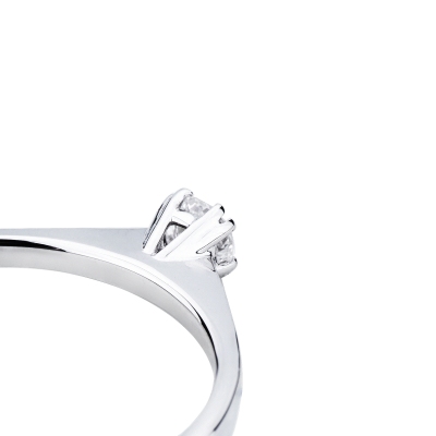 18k white gold solitaire ring with 8 prong diamond setting 0,15ct