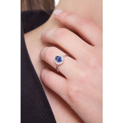 White gold 18k ring with diamonds and blue sapphire oval cut 