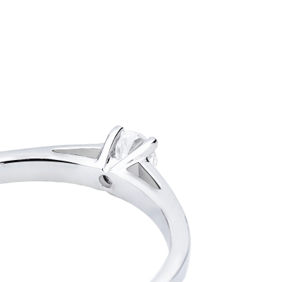 18k white gold solitaire ring with 0.15 ct diamond
