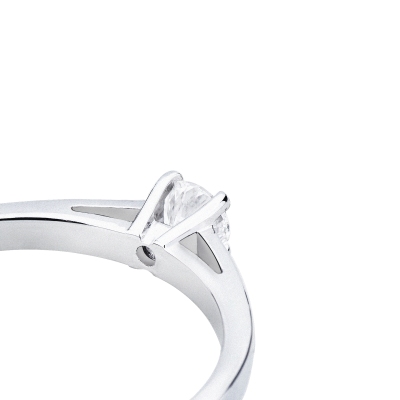 18k white gold solitaire diamond ring, 0.20 ct
