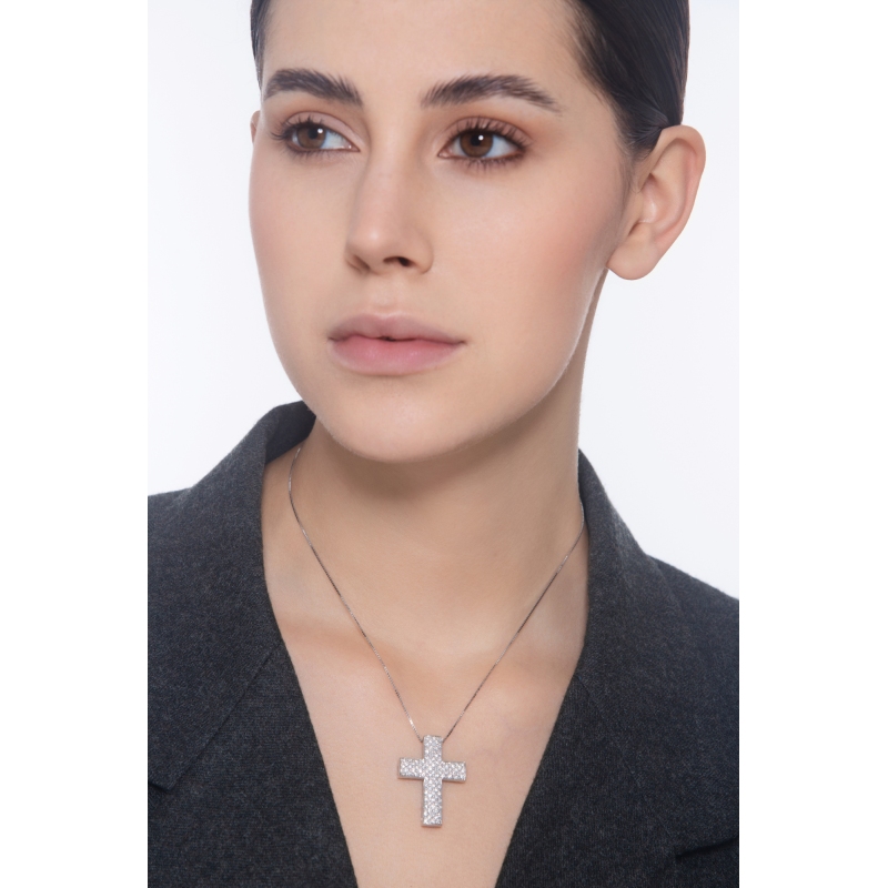 18k white gold necklace with cross pendant in diamonds