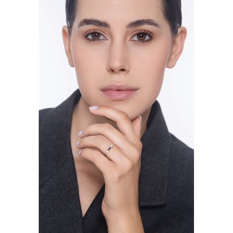 18k white gold solitaire ring with 0.15 ct diamond