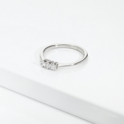 White gold 750 trilogy ring with 3 diamonds