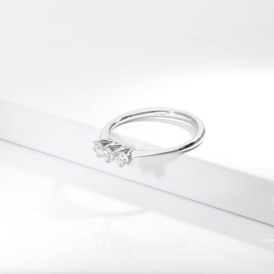 Trilogy ring in white gold 18k with 3 diamonds
