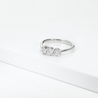 750 white gold trilogy diamond ring 