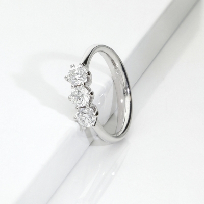 Trilogy ring with diamonds in white gold 18k