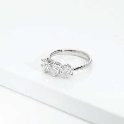 Trilogy ring in 18k white gold with diamonds 1,50 ct