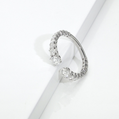 White gold 18k ring with diamonds