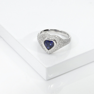 18k white gold blue heart sapphire and diamonds signet ring