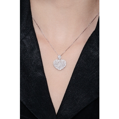 Rounded heart pendant with round cut diamonds