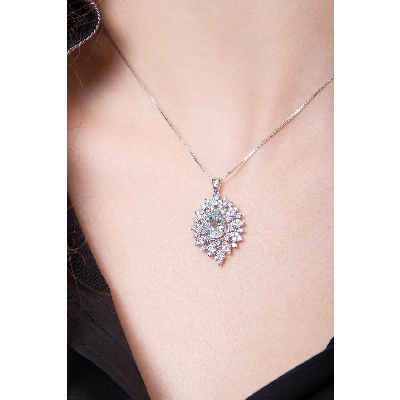 Necklace with pendant, central aquamarine and round cut diamonds