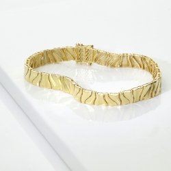 18k yellow gold bracelet with a wavy mirror-polished finish 2