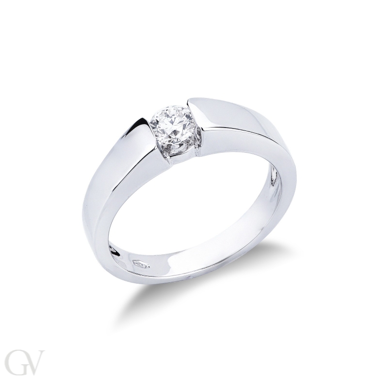 Solitaire ring with tension setting