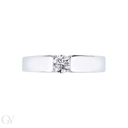 Solitaire ring with tension setting