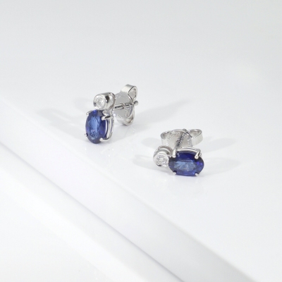 18k white gold stud earrings with blue sapphires and diamonds 