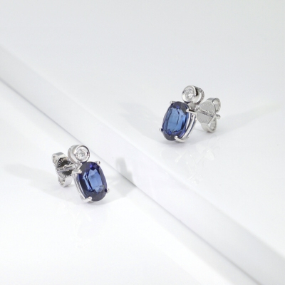 Stud earrings in white gold 18k with oval blue sapphires and diamonds