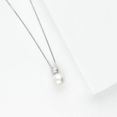 White gold 18k pearl pendant with diamond 