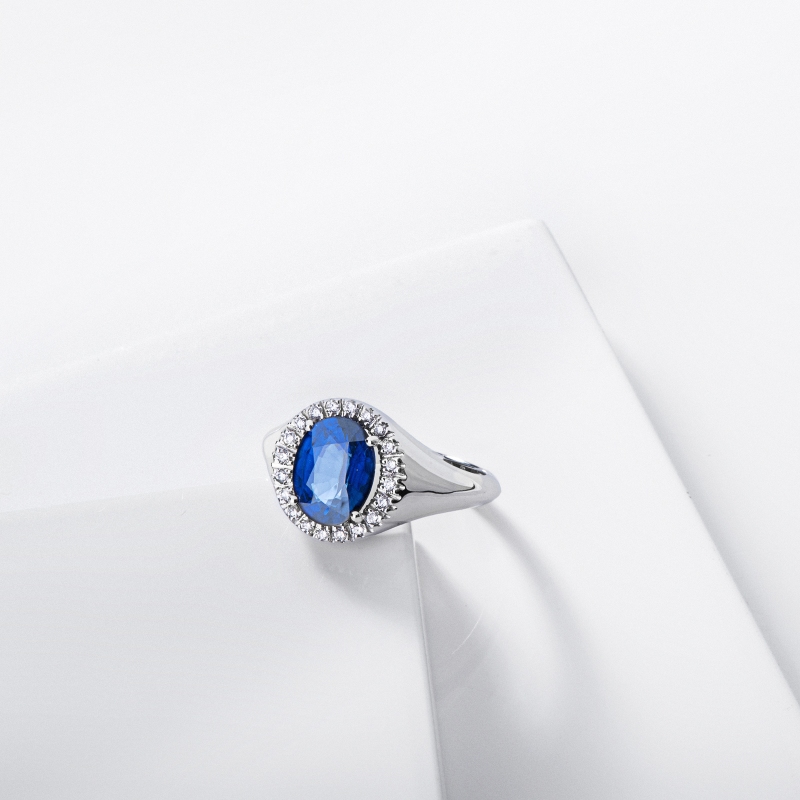 Blue sapphire and diamonds signet ring