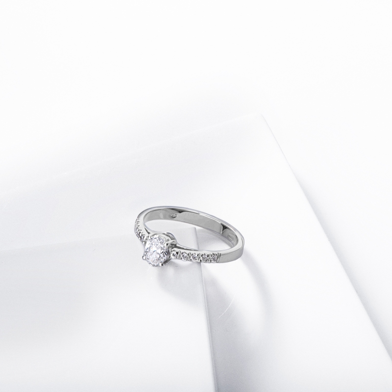 Solitaire ring with diamond oval cut 0.50ct GIA in white gold 18k