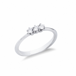 White gold 750 trilogy ring with 3 diamonds