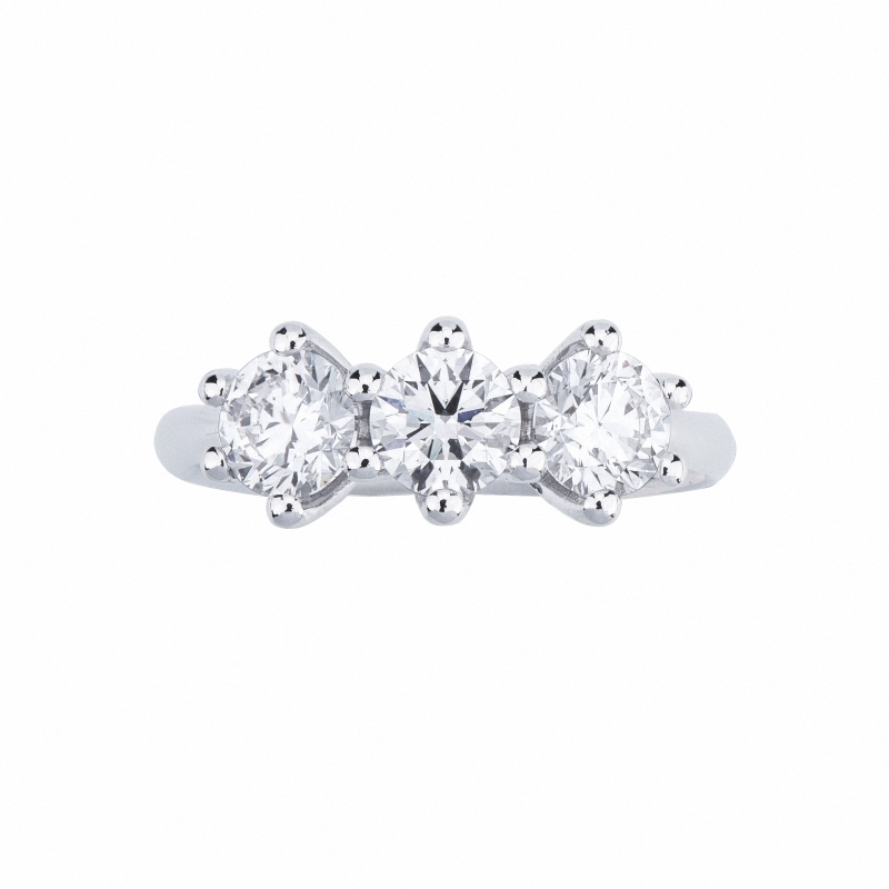 Trilogy ring in 18k white gold with diamonds 1,50 ct