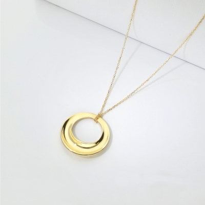 750 yellow gold necklace with an openwork circle pendant