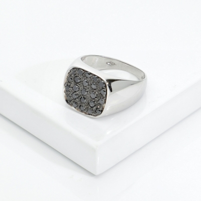 Pinky ring in 18k white gold with black diamonds pavé