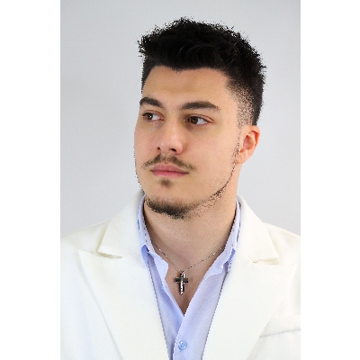 Cross pendant in 18k white gold with a row of diamonds