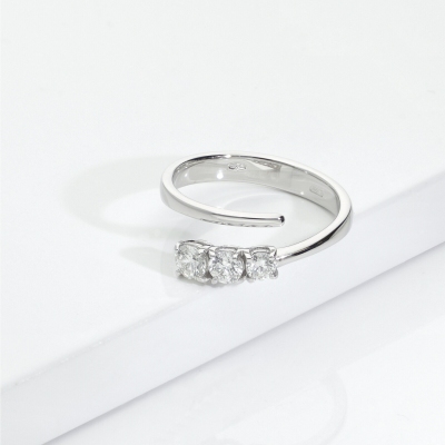 TOI&MOI ring in 18k white gold with three diamonds
