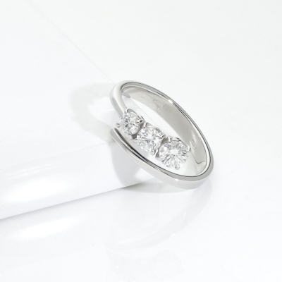 White gold 750 TOI&MOI ring with three diamonds