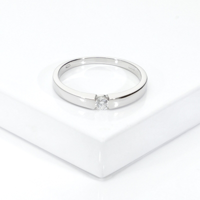 Solitaire ring tension setting in 18k white gold with a 0,10 ct diamond