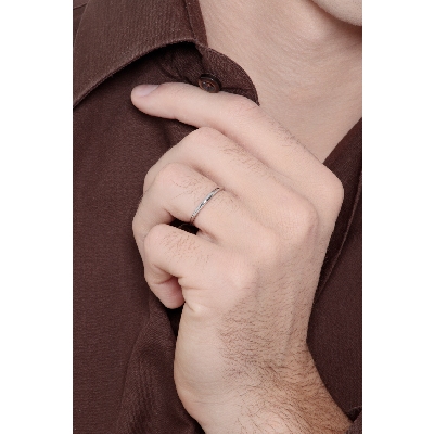 Thin band in 18k white gold