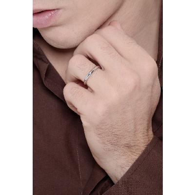 Thin wedding band in 18k white gold