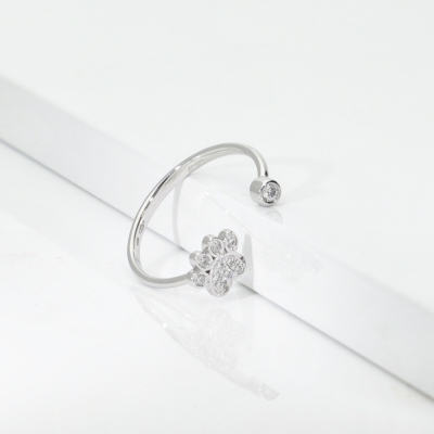 Diamond pavé paw print ring in 18kt white gold