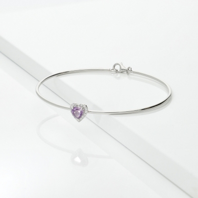 Thin bangle bracelet with diamonds and heart-shaped amethyst in 18kt white gold