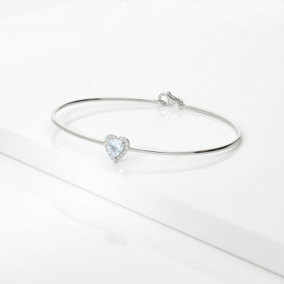 Thin bangle bracelet with diamonds and heart-shaped aquamarine in 18kt white gold