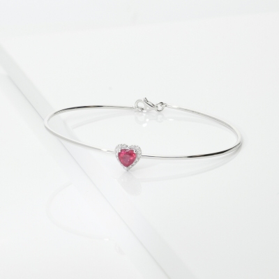 Thin bangle bracelet with diamonds and heart-shaped ruby in 18kt white gold