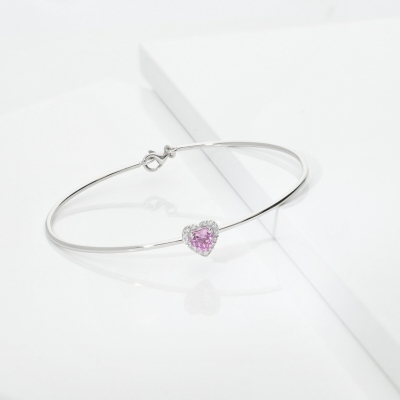 Thin bangle bracelet with diamonds and heart-shaped pink sapphire in 18kt white gold