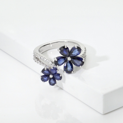Blue sapphire flowers ring in 18kt white gold