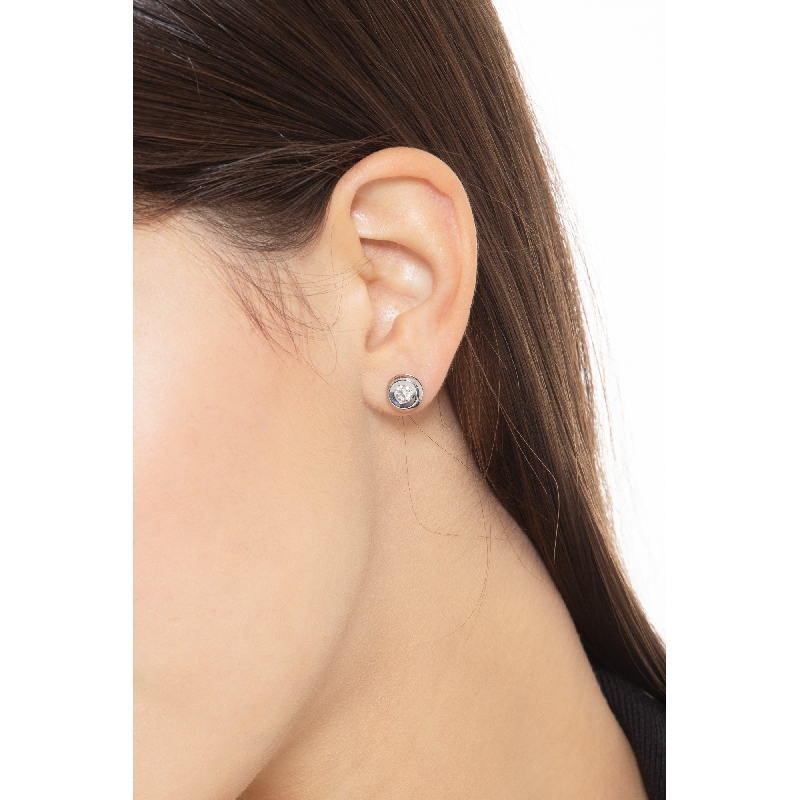 Round diamond stud earrings in 18kt white gold  Round diamond stud earrings in 18kt white gold