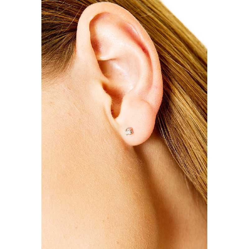 4 prongs diamond stud earrings in 18k white gold 4 prongs diamond stud earrings in 18k white gold