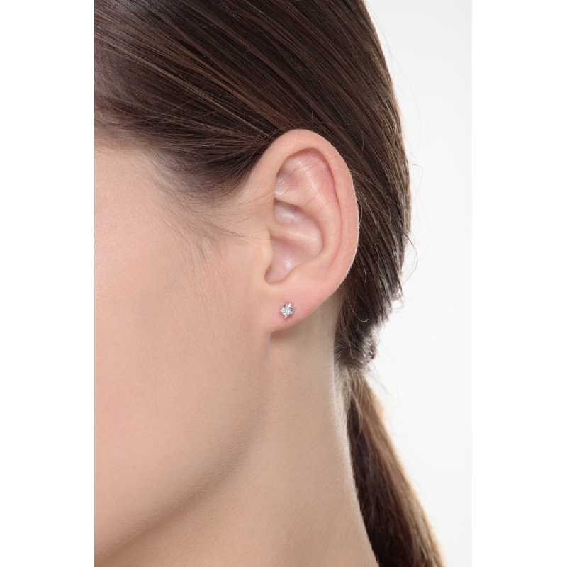 White gold 18k bezel stud earrings with diamond White gold 18k bezel stud earrings with diamond
