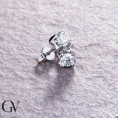 Bezel diamond stud earrings in white gold 18k
