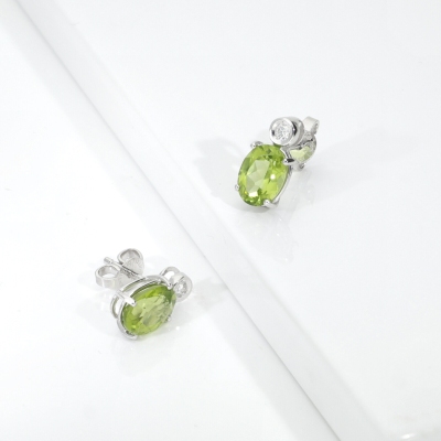 Green peridot and diamond stud earrings in 18kt white gold